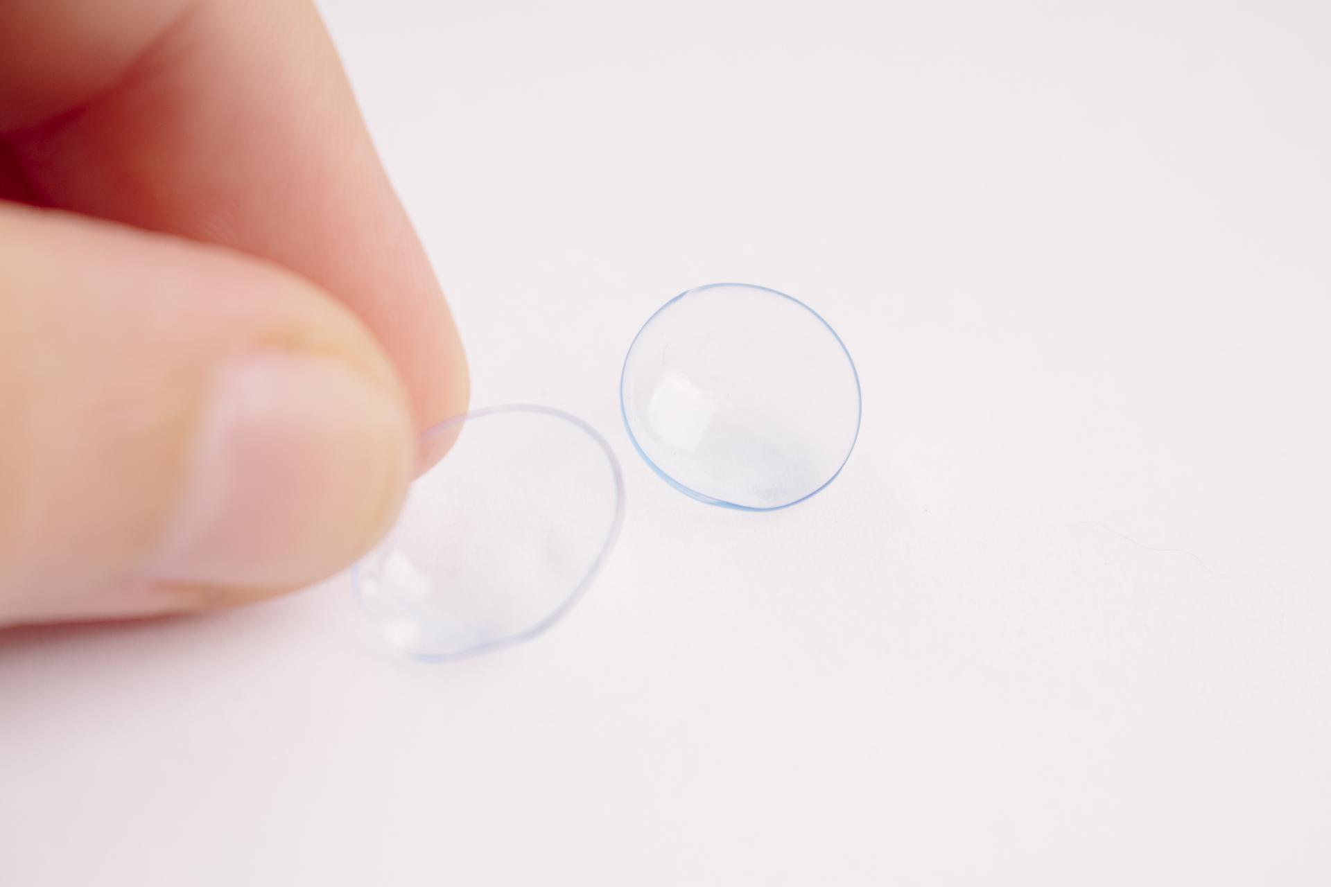 コンタクトで目が充血 原因は 放っておくと黒目が小さくなることも 病気スコープ