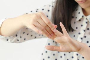 突き指と骨折の見分け方 症状にどんな違いがある 治療法や期間は 病気スコープ 突き指と骨折の見分け方 症状にどんな違いがある 治療法や期間は 病気スコープ