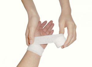 突き指と骨折の見分け方 症状にどんな違いがある 治療法や期間は 病気スコープ 突き指と骨折の見分け方 症状にどんな違いがある 治療法や期間は 病気スコープ