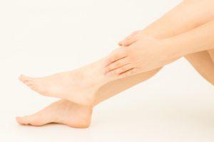 足の指がつる原因は筋肉が痙攣するため