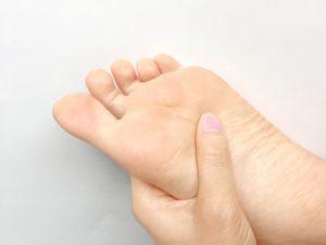 足の指がつったときの対処法・解消方法を解説