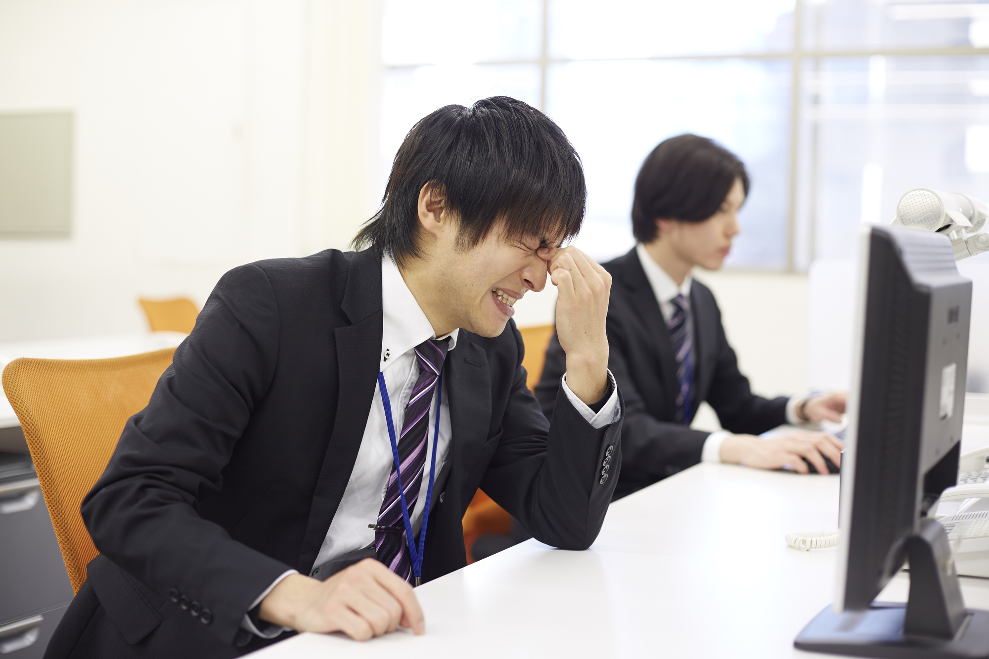 眼精疲労の男性