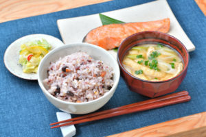 ご飯と味噌汁と焼鮭