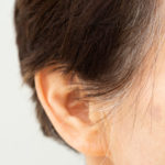 耳の中や穴、耳垢が臭い原因は？中耳炎の可能性も