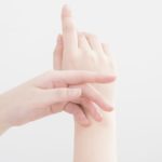 【骨折】突き指との見分け方、処置や症状を解説