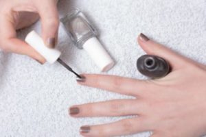 爪の白い斑点の治療